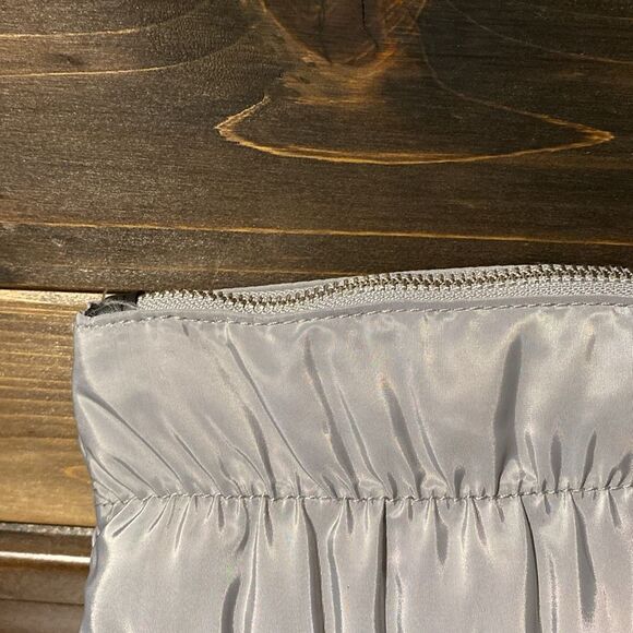 Steve Madden Gray Puffer Wallet Wristlet - Picture 3 of 7